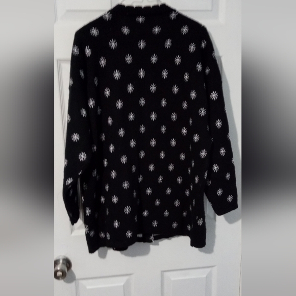 Festive Black Cardigan with Holiday Motifs - Picture 5 of 5